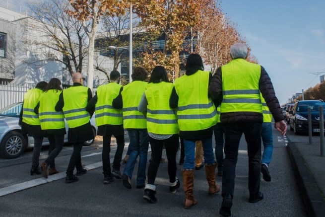 mouvement-citoyen-gilets-jaunes-prevu-perturber-bloquer-samedi-17-novembre-acces-villes-rocades-grands-routiers-aeroports-encore-depots-raffineries-carburant_0_728_486